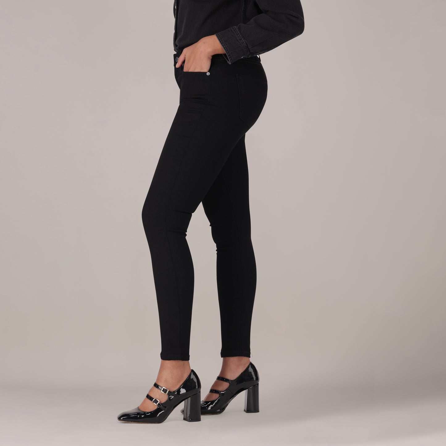 LEVI'S® WOMEN'S CURVY SUPER SKINNY  - BLACK